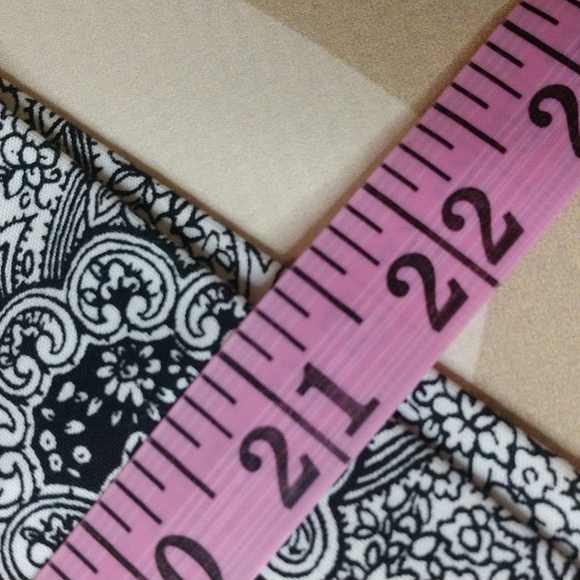 Liz Claiborne midi skirt. Size 8 - Picture 9 of 9